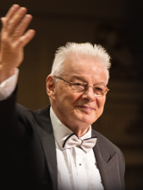 na zdjęciu dyrygent prowadzący koncert.