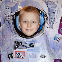 Chłopiec w kostiumie kosmonauty.