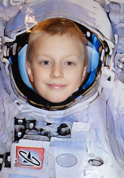 Chłopiec w kostiumie kosmonauty.