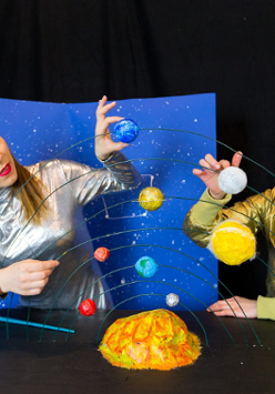 Zdjęcie aktorów grających w spektaklu.