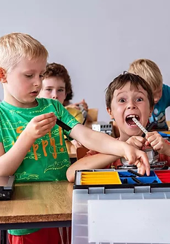 dzieci bawiące się klockami lego