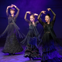 Na zdjęciu trzy tancerki flamenco w czarnych sukniach.