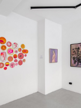 Zdjęcie sali wystaw z pracami artystów.