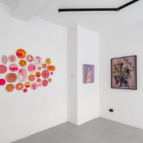 Zdjęcie sali wystaw z pracami artystów.