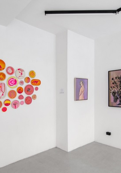 Zdjęcie sali wystaw z pracami artystów.