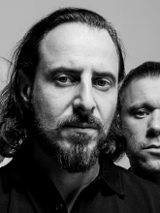 Portret zbiorowy pięciu mężczyzn z zespołu Ka$hell. Zdjęcie jest czarno-białe.