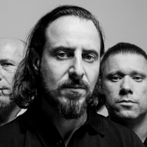 Portret zbiorowy pięciu mężczyzn z zespołu Ka$hell. Zdjęcie jest czarno-białe.