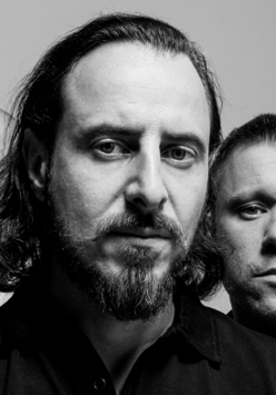 Portret zbiorowy pięciu mężczyzn z zespołu Ka$hell. Zdjęcie jest czarno-białe.