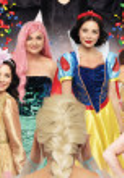 Zdjęcie aktorów grających w spektaklu.