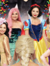 Zdjęcie aktorów grających w spektaklu.