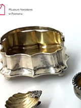 Zdjęcie srebrnych naczyń i logo Muzeum Narodowego.