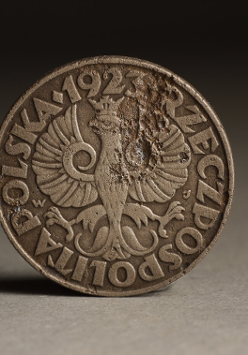 Na zdjęciu moneta znaleziona na placu budowy.