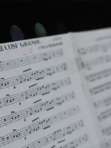 Zdjęcie zeszytu z nutami.