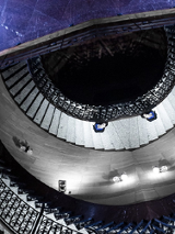 Artystyczna fotografia zabytkowej klatki schodowej w zachodnim skrzydle Zamku Cesarskiego.