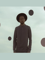 Zdjęcie artysty w brązowej koszuli i kapeluszu