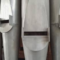 Zdjęcie z bliska piszczałek organowych.