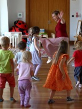 Na zdjęciu widać roztańczone dzieci podczas zajęć.