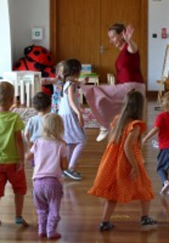 Na zdjęciu widać roztańczone dzieci podczas zajęć.