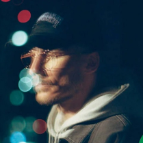 Niewyraźne zdjęcie popiersia artysty.