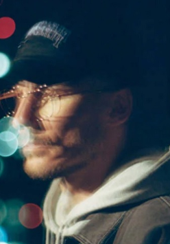 Niewyraźne zdjęcie popiersia artysty.