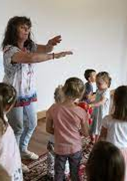 Zdjęcie z zajęć muzyczno-tanecznych Strefy Zabawy.