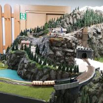 Zdjęcie makiety kolejowej.