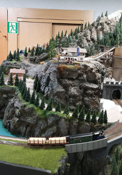 Zdjęcie makiety kolejowej.