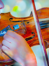 Część twarzy kobiety przytrzymująca skrzypce i smyczek. Tło kolorowe rozmazane.