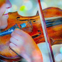 Część twarzy kobiety przytrzymująca skrzypce i smyczek. Tło kolorowe rozmazane.