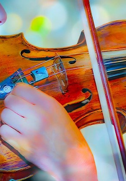 Część twarzy kobiety przytrzymująca skrzypce i smyczek. Tło kolorowe rozmazane.