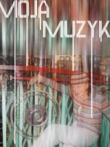 djęcie przedstawia kobietę w kolorowej czapeczce (na głowie). Jest to postać z uniesioną ręką i nogą, zatrzymana w tanecznym ruchu, na tle rur, kół, skrzyń i łańcuchów, które stanowią instalację do tworzenia eksperymentalnych dźwięków.