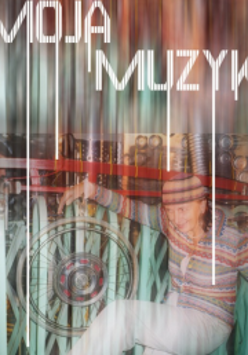 djęcie przedstawia kobietę w kolorowej czapeczce (na głowie). Jest to postać z uniesioną ręką i nogą, zatrzymana w tanecznym ruchu, na tle rur, kół, skrzyń i łańcuchów, które stanowią instalację do tworzenia eksperymentalnych dźwięków.