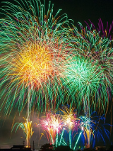 Na zdjęciu fajerwerki na tle nocnego nieba.