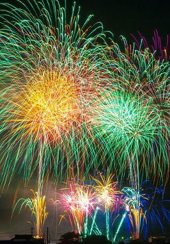 Na zdjęciu fajerwerki na tle nocnego nieba.