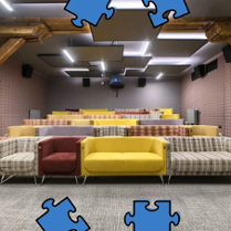 Zdjęcie kolorowych kanap w sali filmowej. W obramowaniu zdjęcia niebieskie puzzle.