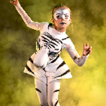 Na zdjęciu dziewczynka w przebraniu zebry.