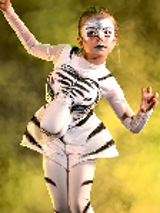 Na zdjęciu dziewczynka w przebraniu zebry.