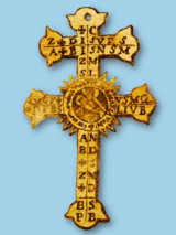 Zdjęcie jednego z eksponatów - drewniany krzyż prawosławny.