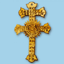 Zdjęcie jednego z eksponatów - drewniany krzyż prawosławny.