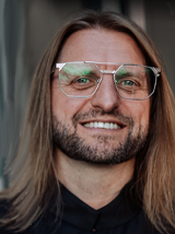 Na zdjęciu uśmiechnięty Leszek Możdżer.