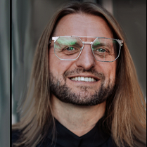 Na zdjęciu uśmiechnięty Leszek Możdżer.