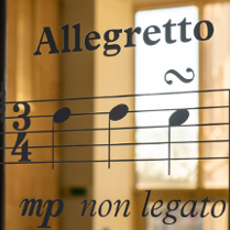 Zdjęcie pięciolinii na przeźroczu. W tle zamazane okno.