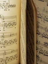 Zdjęcie zeszytu z nutami.