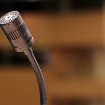 Zdjęcie srebrnego mikrofonu.