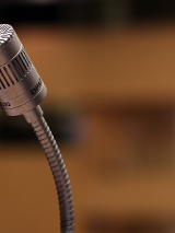 Zdjęcie srebrnego mikrofonu.