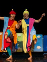 Zdjęcie aktorów grających w spektaklu.