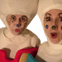 Zdjęcie dwójki aktorów ze spektaklu.