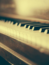 Zdjęcie klawiszy pianina.