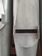 Zdjęcie z bliska piszczałek organowych.