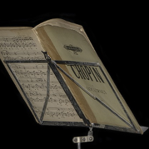 Zdjęcie zeszytu z nutami na statywie.